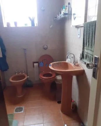 Imagem CASA COM 04 QUARTOS, 03 VAGAS, RUA PLANA NA SERRA