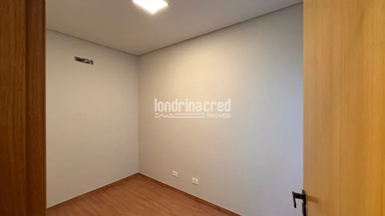 Imagem **Casa à venda no Condomínio Morada das Flores com 3 dormitórios, 1 suíte, banheiro social, 2 vagas de garagem e 85m² construídos em terreno de 125m²**