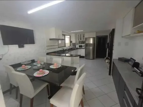 Imagem Ampla casa com 4 suítes e 4 vagas de garage, piscina e área de festa espaçosa - Fazendinha Itajaí/SC