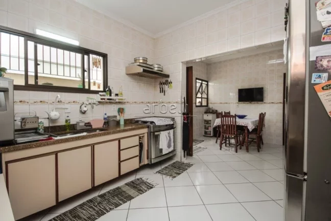 Imagem Casa com 270M², salas de estar, jantar e TV, cozinha, 3 dormitórios suítes, lavabo, área de serv...