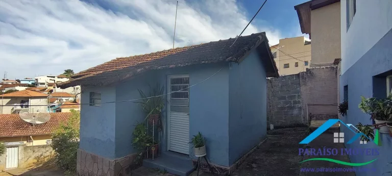 Imagem Casa no Centro com 4 Dormitórios com Amplo Terreno - Paraisópolis MG