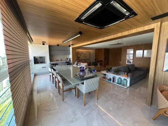 Imagem A 5ª Avenida Imóveis apresenta essa exclusiva e bem decorada unidade de 3 Suites + gabinete no CONDOMÍNIO BARRA PORTO no melhor ponto da BARRA: