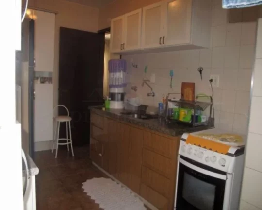 Imagem Apartamento com janelões, piso de tacos, living para 02 ambientes, tudo bem arejado e iluminado. Ed...