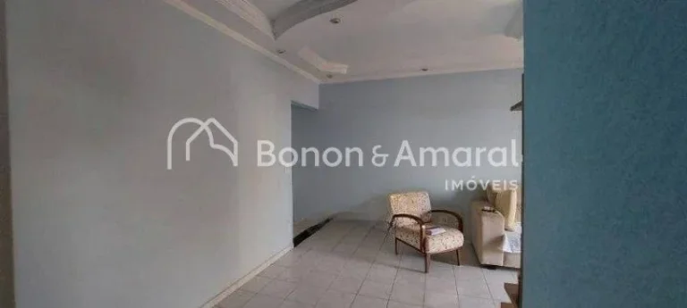 Imagem Apartamento com três quartos, incluindo uma suíte com elegantes armários embutidos. Uma ampla sal...