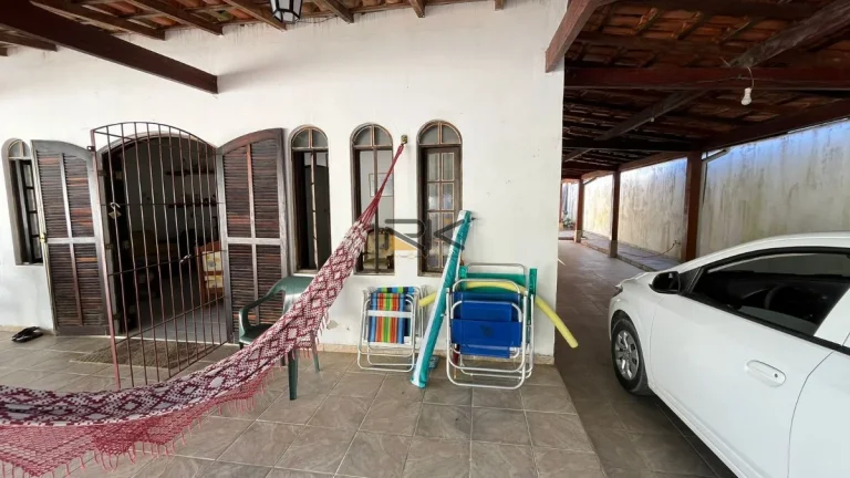 Imagem CASA EM CONDOMINIO COM 4 DORMITÓRIOS,4 VAGAS DE GARAGEM,VARANDA GOURMET COM CHURRASQUEIRA E PISCINA.