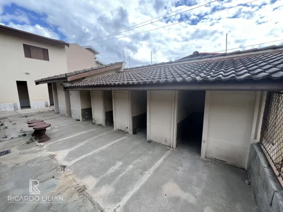 Imagem Casa com um dormitório, sala, cozinha, banheiro, churrasqueira e canil com vários boxes
