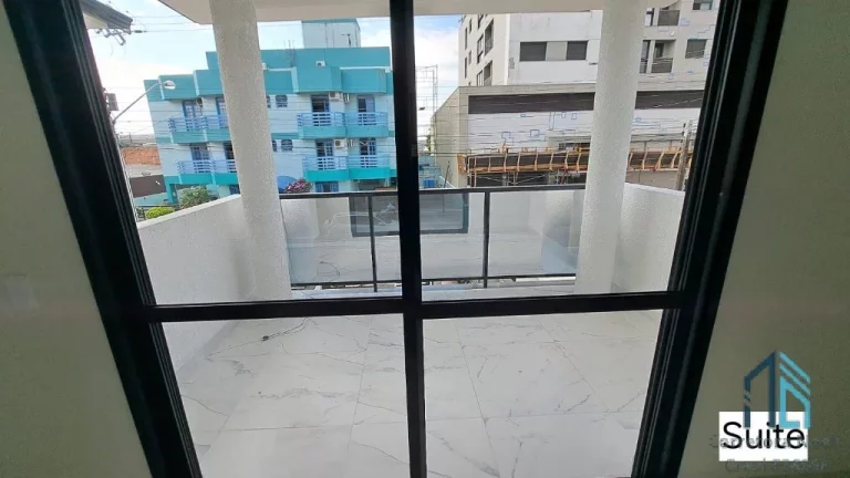 Imagem Sobrado novo com amplo terreno, 03 quartos c/suíte, no centro Canasvieiras em Florianópolis SC