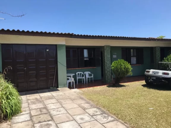 Casa de alvenaria com 146m², (03) dormitórios, bem localizada em Cidreira