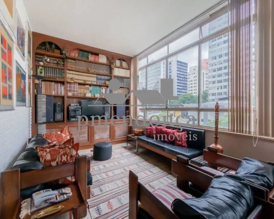 Imagem Excelente apartamento com 400m² em Higienópolis com piso de tacos, repleto de armários.