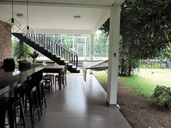 Imagem CASA COM 3 SUÍTES, E CAMPO DE FUTEBOL, 350 M² - VENDA OU LOCAÇÃO.