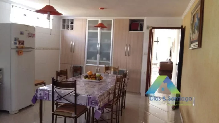 Imagem Lindo sobrado com 3 dormitórios, 4 vagas de garagem em bairro calmo e com amplo comercio nas proximidades, fácil acesso a principais avenidas.