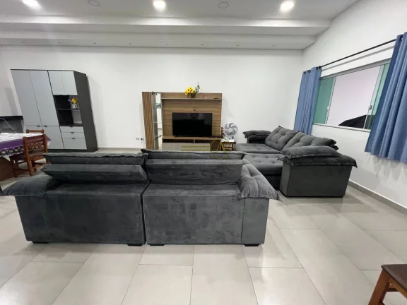 Imagem Casa novíssima térrea, 100 metros da praia, piscina e lavabo