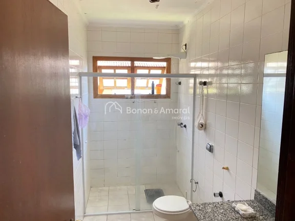Imagem Esta encantadora residência oferece um espaço amplo e confortável, com quatro dormitórios, sendo...