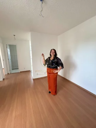 Imagem Alugo apartamento com 2 quartos, sala, varanda, cozinha e banheiro. Piso laminado na sala e quartos....