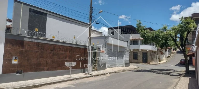 Imagem Casa à Venda - Com cinco dormitórios sendo 02 Suíte - Centro - Mantena - MG