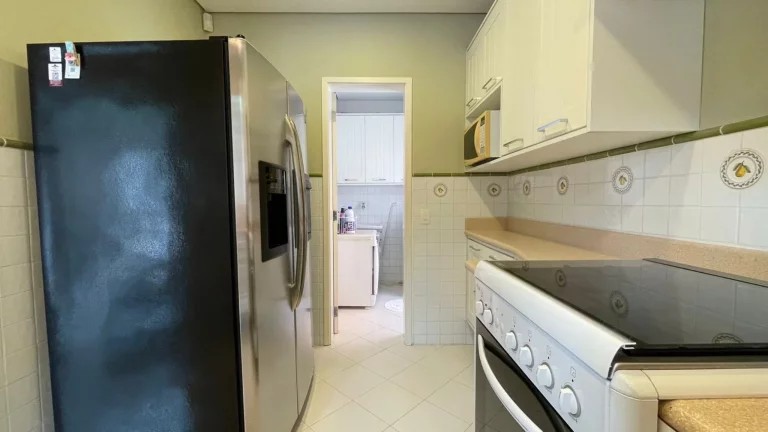 Imagem Casa de Luxo à Venda em Riviera de São Lourenço Módulo 30: 4 quartos, 1 suíte, 2 salas, 4 vagas, 220m² de área. Aproveite!