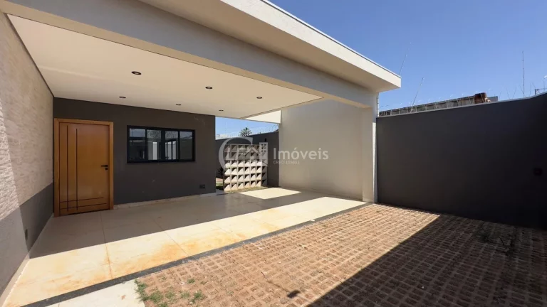 Imagem Casa à venda em Campo Grande-MS, bairro São Francisco: 3 quartos, 1 suíte, 1 sala, 2 banheiros, 2 vagas de garagem, 131,00 m² de área. Venha conferir!