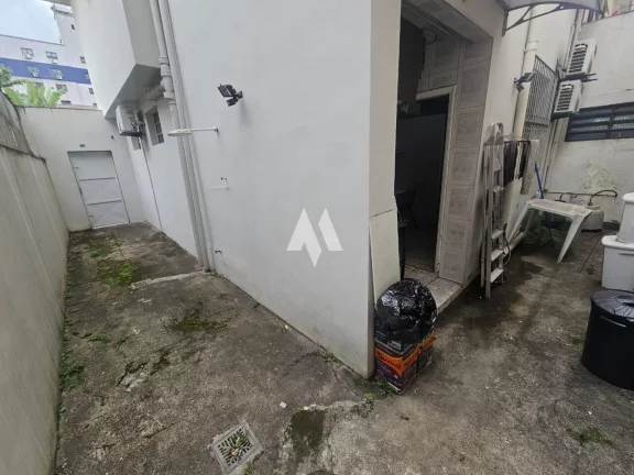 Imagem Venha conhecer este Sobrado Reformado, 3 dormitórios , 3 banheiros, uma Vaga de Garagem localizado no querido Bairro do Embaré!