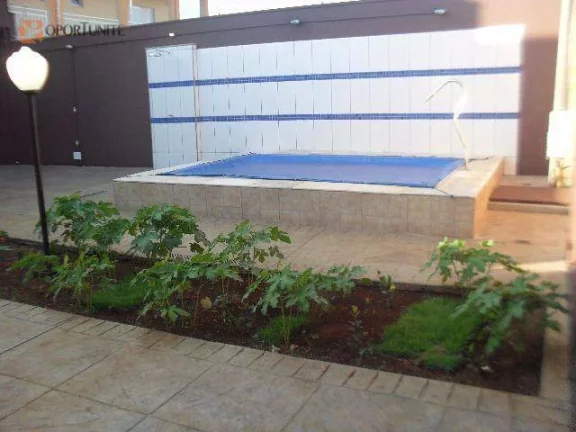 Imagem Sobrado residencial com piscina à venda.