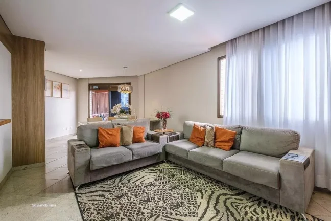 Imagem Este apartamento espaçoso oferece 135 metros quadrados de área, com 4 quartos bem distribuídos e ...