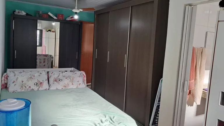 Imagem VENDE-SE ÓTIMA CASA COM 03 BANHEIROS SENDO 02 SUITES E EDICULA