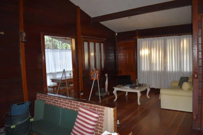 Imagem Casa com 3 dormitórios à venda, 280 m² por R$ 1.220.000 - Alto Do Capivari - Campos do Jordão/SP