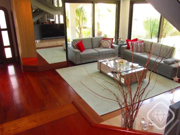 Imagem Casa de luxo em condomínio, 4 dormitórios, suíte máster, dois terrenos, ampla área verde e pisc...