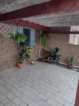 Imagem Imóvel com 2 casas antigas:
a primeira com 3 dormitórios, sala, cozinha ampla, 2 banheiros e vaga ...