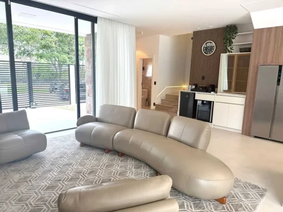 Imagem Casa com 4 dormitórios sendo 4 suítes e 2 vagas de garagem em Balneário Camboriú/SC