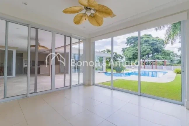 Imagem Sobrado amplo e luxuoso, com área construída de 835 m².

A residência possui no piso superior 4 ...