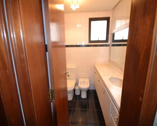 Imagem Apartamento com piso de madeira e armários! Amplo living para 2 ambientes, terraço, lavabo, 4 dorm...