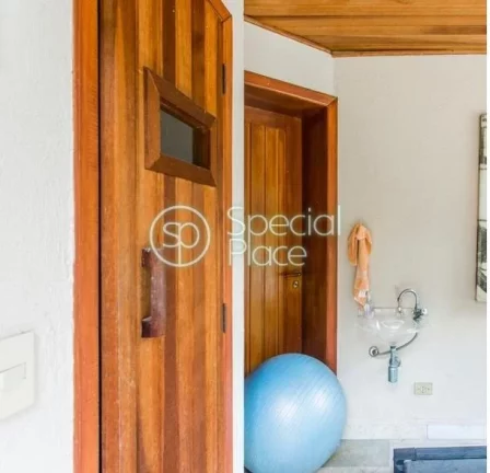 Imagem Clean e espaçosa.! Sala Estar voltada para Jardim com Piscina e Churrasqueira. 5 Dormitórios, send...
