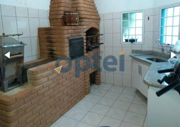 Imagem Casa Mobiliada com 240 m², sendo 3 quartos 1 suite, 4 banheiros, 3 vagas com área gourmet com churrasqueira,Piscina, forno de lenha e forna de pizza.