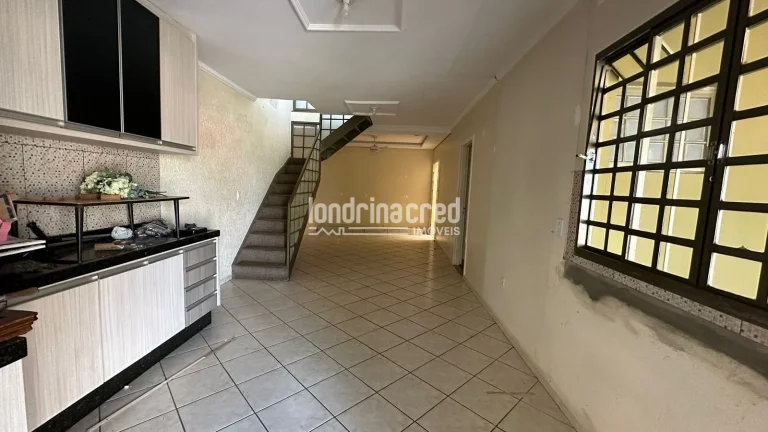 Imagem Casa ampla no Jardim das Palmeiras, zona norte de Londrina, com 3 quartos, 3 banheiros, churrasqueira, terraço e 178m² de área construída