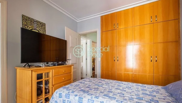 Imagem Apto amplo e iluminado com 220m² muito bem localizado numa via super arborizada. Living amplo para ...
