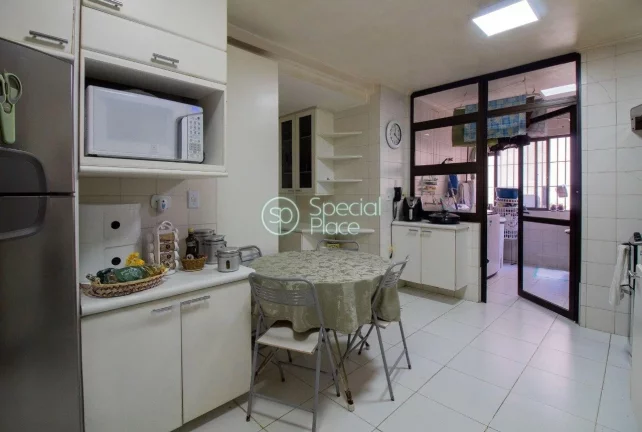 Imagem Oportunidade para reforma em Moema Pássaros Apartamento para reforma com ótima planta, sala bem am...