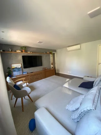 Imagem Apartamento com 3 suítes com marcenaria impecável, piso de madeira, ar condicionado e varanda gour...