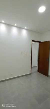 Imagem Casa sobreposta baixa NOVA a venda com 2 dormitórios, garagem, quintal.