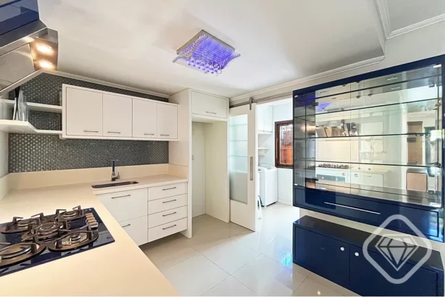 Imagem Sobrado 3 dormitórios, suíte com sacada, lareira e espaço gourmet. Bairro Hípica, Zona Sul de Po...