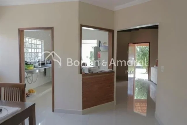 Imagem Linda chácara térrea em condomínio de chácaras, com construção nova e arquitetura moderna. A c...