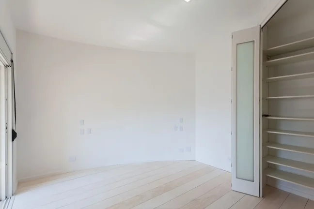 Imagem Apartamento 276M² Reformado, 3Q, 3 Suítes, 3 Banheiros, 4 Vagas, Varanda, Piscina, Academia, Churrasqueira, Salão de Festas, Playground, Split.