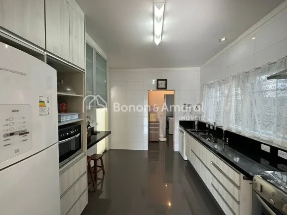 Imagem Linda casa com living para 3 ambientes integrados com a área gourmet e piscina, cozinha e lavanderi...