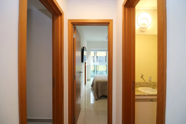 Imagem Apartamento Padrão à locação com 2 suítes e Vista parcial para o mar no bairro do Embaré em Santos/SP