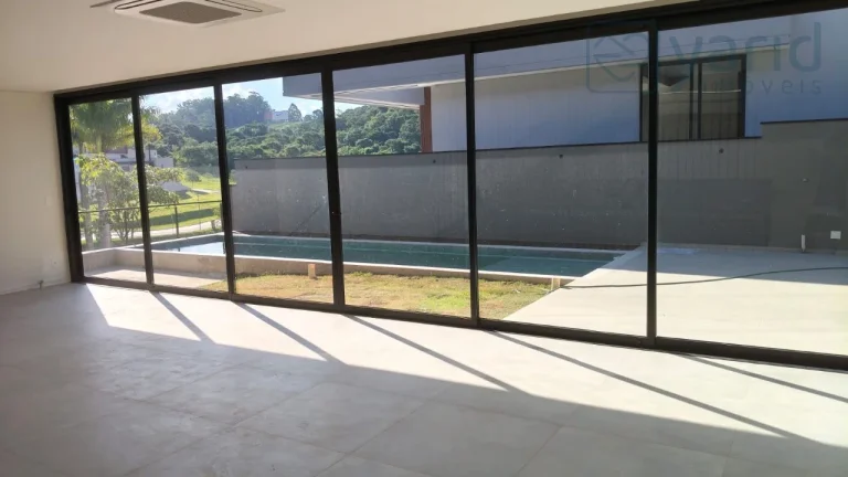 Imagem Casa de luxo em condomínio à venda em localização privilegiada: 4 quartos, 4 suítes, 3 salas, 5 banheiros, 2 vagas de garagem.