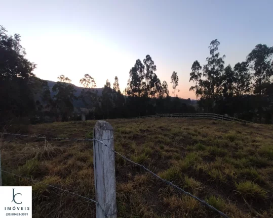 Lindas chácaras à venda , próximo a São Lourenço MG, acesso pela rodovia, a poucos metros do asfalto.