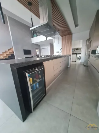 Imagem Casa Alto Padrão com 3 suítes e Piscina - Condomínio Brisas Jundiaí