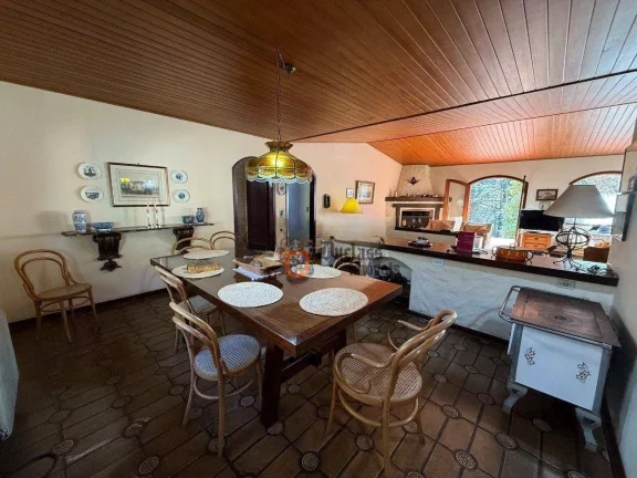 Imagem Casa com 4 dormitórios à venda, 267 m² por R$ 1.500.000,00 - Jd do Embaixador - Campos do Jordão/SP