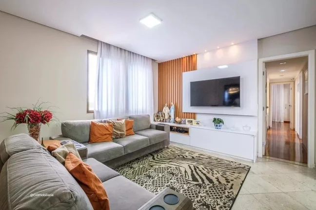 Imagem Este apartamento espaçoso oferece 135 metros quadrados de área, com 4 quartos bem distribuídos e ...