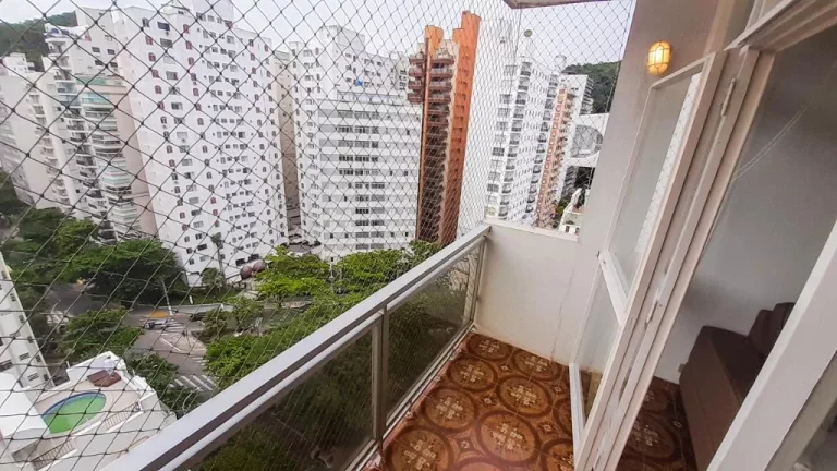Imagem PITANGUEIRAS- CALÇADÃO COM LINDA VISTA AO MAR , 02 VAGAS DEMARCADAS NO PRÉDIO.
