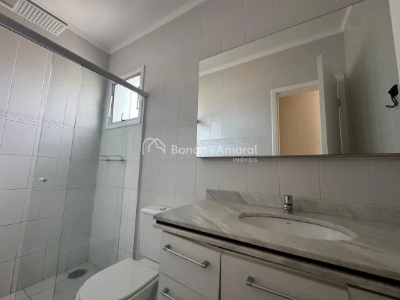 Imagem Encante-se com esta charmosa casa à venda em um dos condomínios mais desejados do bairro! Com ambi...